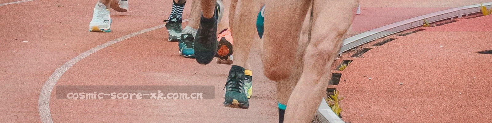 深色背景上锁形图标被星光环绕
